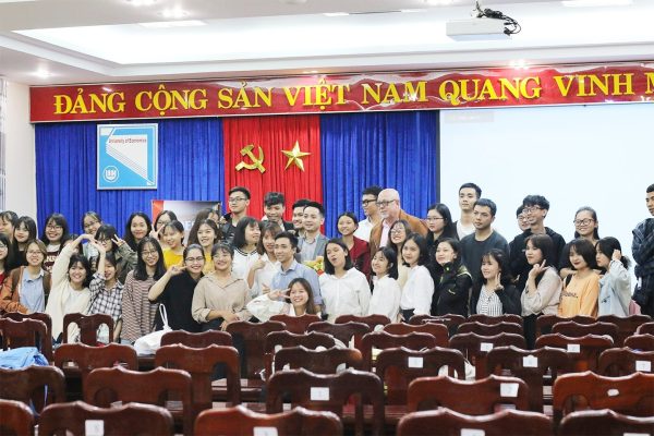 Check-in cùng các bạn trường đại học Kinh Tế